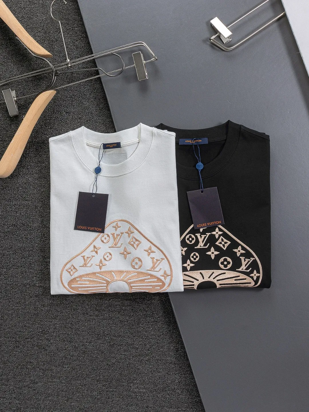 🅿️190 Louis Vuitton 1V LV micro-wide version S-XL LV 26ss new products are available at the counter simultaneously. Multiple craftsmanship. Mushroom on the chest🍄 intarsia🪡 embroidered logo. Round neck short-sleeved T-shirt, same style for men and women! Consigned to one-to-one creation. Synchronized with the official website, pure cotton fabrics at the counter! It is close to the skin and comfortable, durable and easy to wear. It has a classic and simple logo design and meticulous original craftsmanship. Short-sleeves, a must-have item for men, do not appear to be the same for the general public, but must be unique and eye-catching. This LV short-sleeve is all about quality, comfort, the same shape and fashion as always, including fabrics and cutting techniques. All of them have been made with great effort! 320 grams of washed pure cotton fabric, pure cotton is breathable, very refreshing and comfortable for daily wear. The rib knitting on the neckline is smooth and tight, and the neckline will not be skewed if you toss it at will. The loose version, you will find that it looks really good on the upper body. The overall is minimalist and neat, super versatile for daily use! Pair it casually with a pair of pants for a youthful look. A T-shirt will make your outfit crazy. It is a fashionable item that can never go wrong! Color: Black White Size: S-XL Size chart: S: Shoulder width 45.5-Bust 52-Length 70 M: Shoulder width 47-Bust 54-Length 72 L: Shoulder width 48.5-Bust 56-Length 74 XL: Shoulder width 50-Bust 58-Length 76